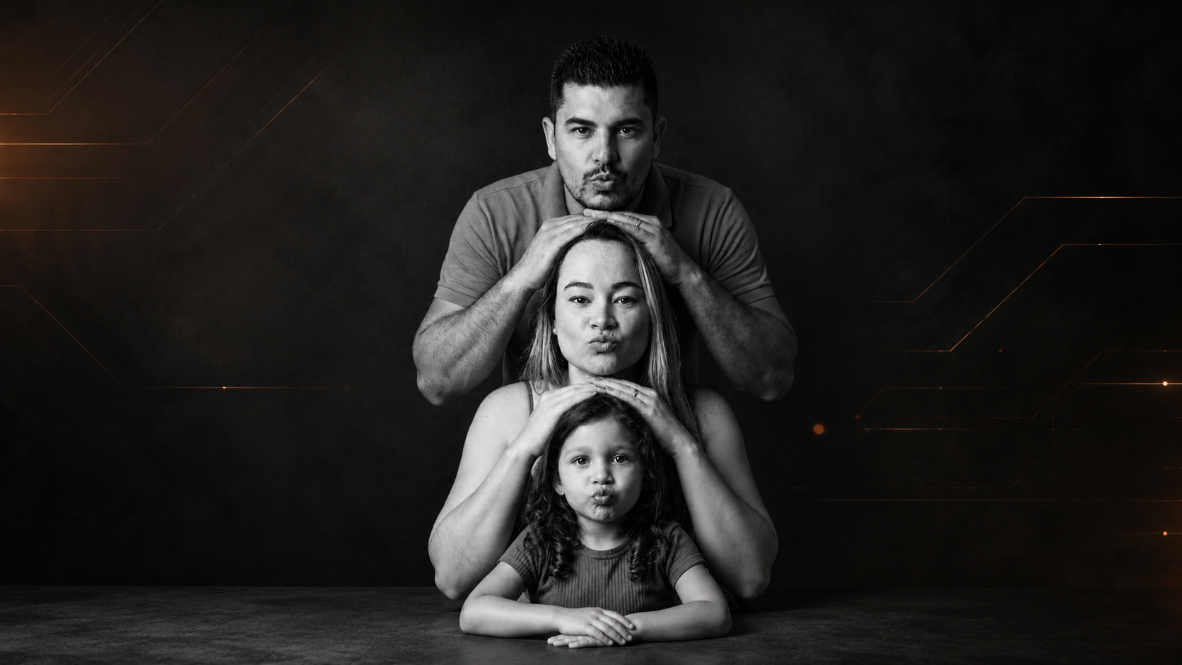 Rafael e sua família em retrato preto e branco