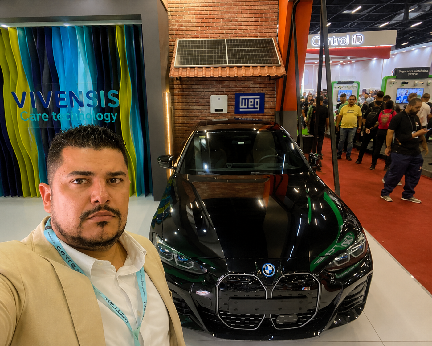 Rafael em evento de eletromobilidade ao lado de veículo elétrico