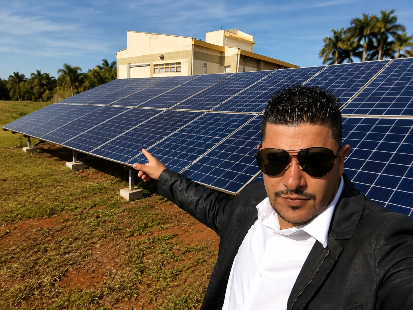 Rafael apontando para uma usina solar